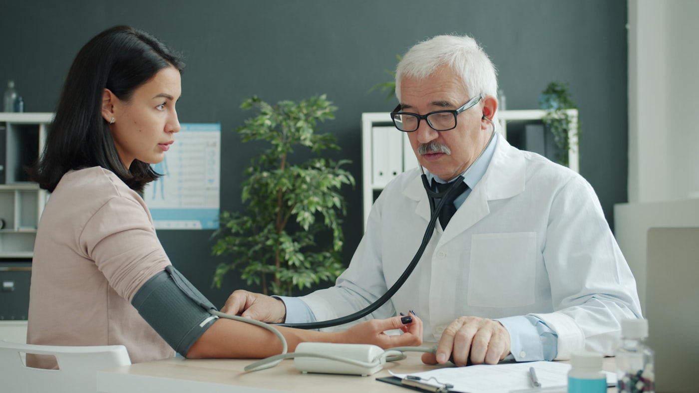 Consulta cardiológica con control de presión arterial